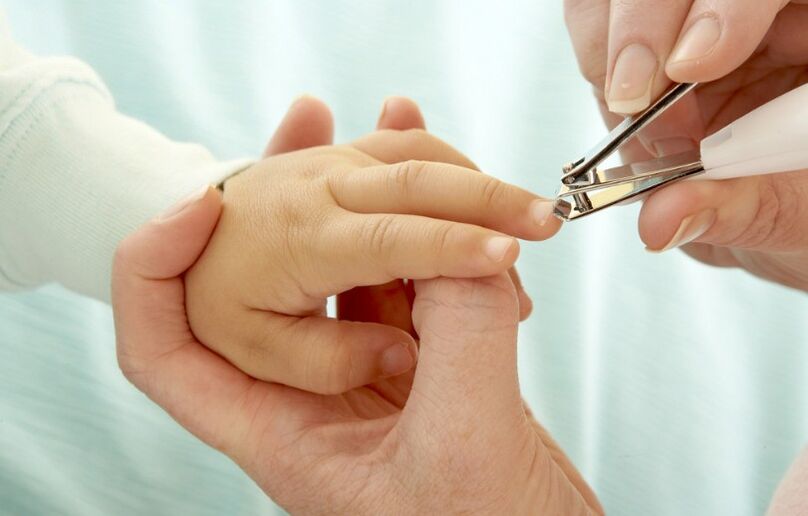 Cortando unhas para uma criança